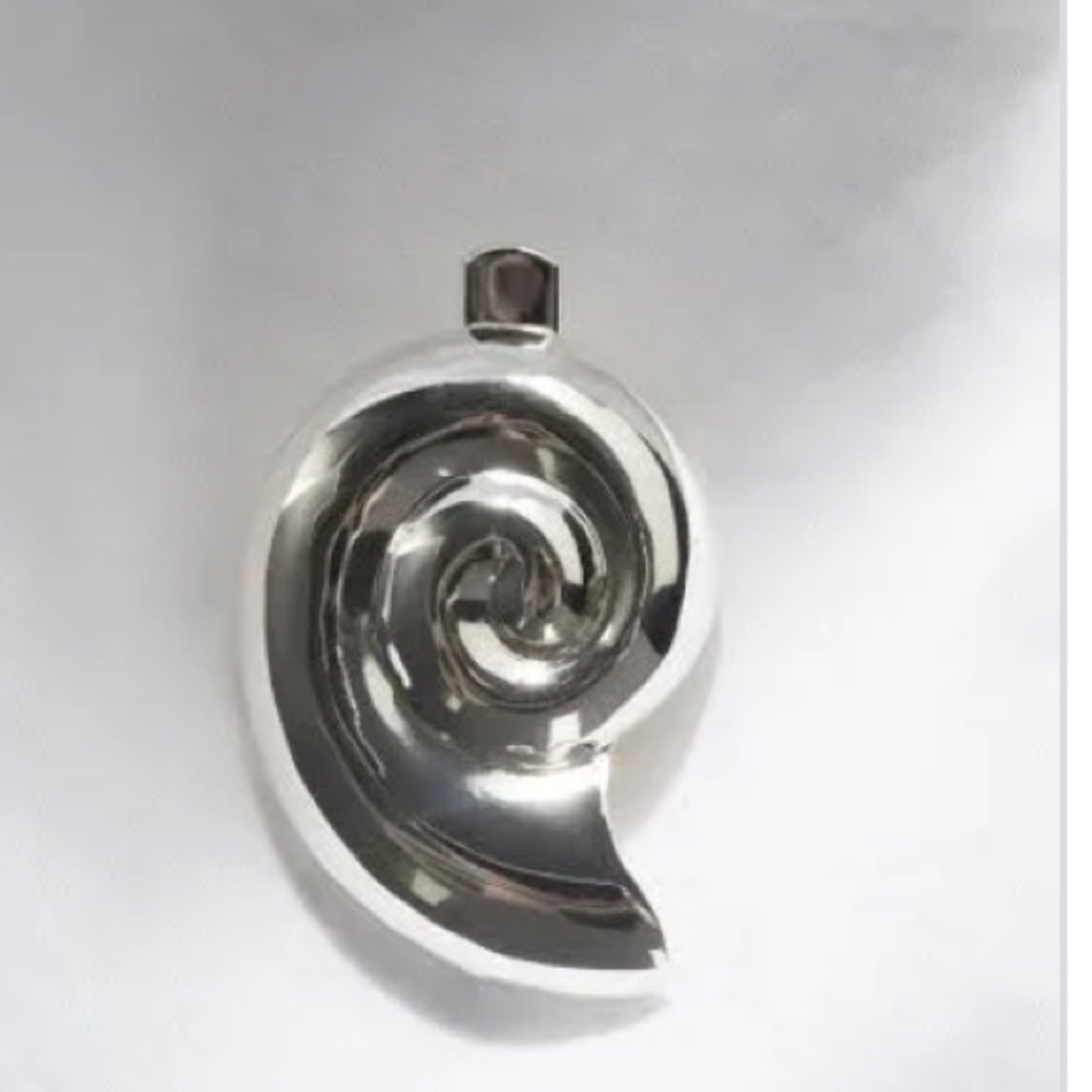 H&M Shell-Shaped Pendant - Picture 2 of 2